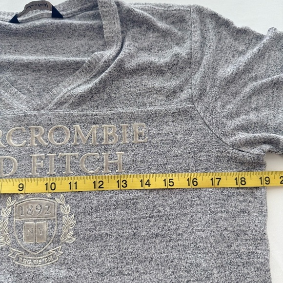 Abercrombie & Fitch Women’s Gray V-Neck Short Sleeve Logo Crop Top Size L - Picture 4 of 6